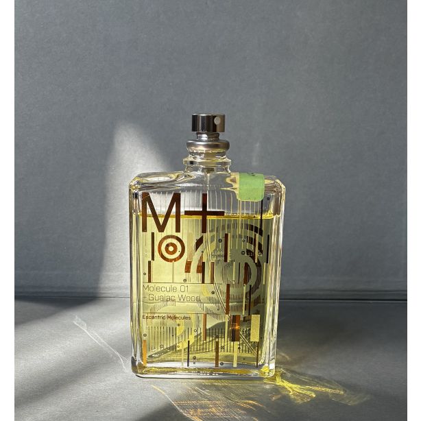 Escentric Molecules Molecule 01 + Guaiac Wood